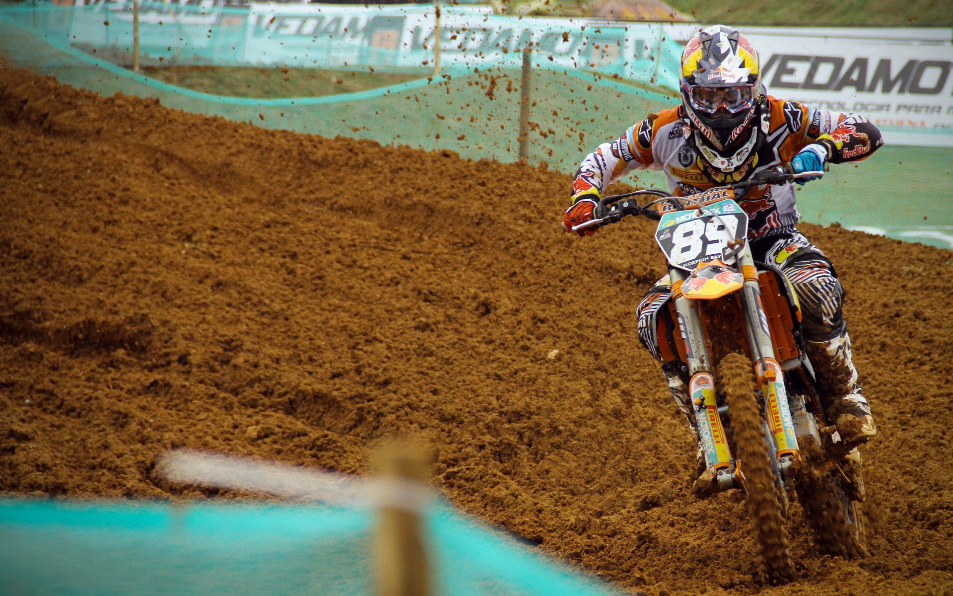 新西兰全黑队通过精密的配合与稳定的心态，在赛事中不断突破，新西兰黑色